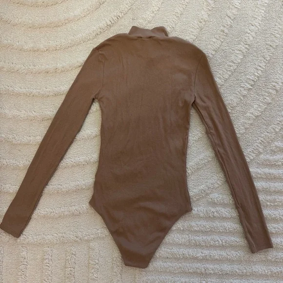 H&M Tan Ribbed Long Sleeve Turtle Neck Bodysuit XS NWT - Picture 2 of 7